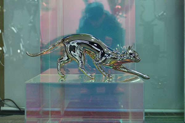 Polished Stainless Steel Crouching Cat Sculpture – Modern Metal Animal Art for Interior & Display Decor